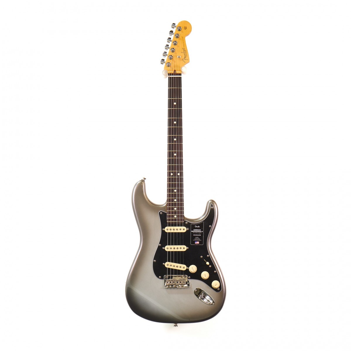 En bild på Fender American Pro II Stratocaster RW Mercury | Ikonisk. Det finns helt enkelt inget annat sätt att beskriva Strat. Den har frodats genom decennier av musik. Och den har blivit en riktig kraftstation i många olika stilar. Alla älskar Strat eller hur? Så denna Fender American Pro II Stratocaster är här av en enda anledning. För att fortsätta arvet. Ger dig all den omedelbart igenkännliga Fender känslan som tänder alla prestanda.   Utsöndrar klassisk karisma. Detta är en noggrant designad Stratocaster. Och varje steg har tagits för att säkerställa precision hela tiden. Från V-Mod II pickuperna till den populära djupa C-formade halsprofilen har Fender finjusterat varje detalj för att säkerställa ren prestanda och tidlös Fender charm. Förvänta dig den snygga beroendeframkallande spelbarheten Strats är kända för att låta din person komma till liv med ett tvåpunkts synkroniserat stall. Det är dags att måla din kreativitet på en era-definierande duk - Stratocaster. Ex-Demo: Denna produkt kan vara ex-display ha mindre tecken på användning eller lätta ytliga skråmor och sakna icke-nödvändiga delar. Originallåda paketering eller manual kanske inte ingår. Varje föremål kontrolleras av vårt team av reparationstekniker för att försäkra att det möter våra höga standarder. Detta är en fantastisk möjlighet att köpa en fullt fungerande produkt till ett nedsatt pris.