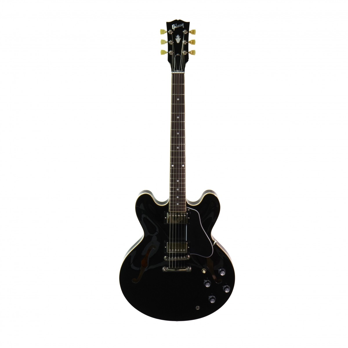 En bild på Gibson ES-335 Vintage Ebony | En ton som definierade en era. Gibson ES-335 är ett instrument som brister i tidlös Gibson-kvalitet. Den legendariska soniken som lägger grunden för Gibson rock n roll smälter in i en design som begär den moderna scenen. Denna gitarr som visar den obegränsade potentialen i en halvihålig kropp längtar efter att bli paradad på scenen. Dess distinkta elegans är redo att tända din prestanda. Ett instrument av arv unik smak och rik resonans - kommer du att hänga dig? Släpp loss en ton av otrolig mångsidighet. Två kalibrerade pickupuppsamlingar av T-typ kopplas ihop med handkablad styrenhet för att säkerställa att ditt ljud alltid är på topp. Du kommer att uppleva höjden av intonation i händerna på aluminium ABR-1 Stall och stoppstången som ger vackert exakt och stabil tuning. Det är också spelbart. Gitarrens lätta profil i kombination med en handrullad rundad "C" mahognyhals och rosenträgreppbräda gör att du kan spela med total frihet och högsta komfort. ES-335 lovar att aldrig hålla dig tillbaka. Ex-Demo: Denna produkt kan vara ex-display ha mindre tecken på användning eller lätta ytliga skråmor och sakna icke-nödvändiga delar. Originallåda paketering eller manual kanske inte ingår. Varje föremål kontrolleras av vårt team av reparationstekniker för att försäkra att det möter våra höga standarder. Detta är en fantastisk möjlighet att köpa en fullt fungerande produkt till ett nedsatt pris.