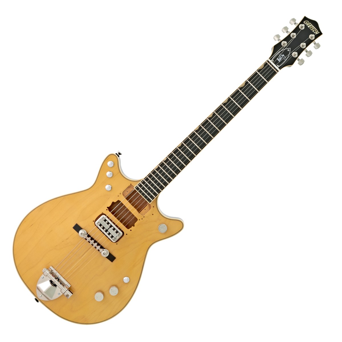 En bild på Gretsch G6131-MY Malcolm Young Jet Naturlig | Gretsch G6131-MY Malcolm Young Jet är en hälsning till en legend inom rock and roll. En oöverträffad kombination av AC/DC-känsla och Gretsch expertis levererar ett instrument som inte bara är redo att rocka utan föddes för att revolutionera dina riffs. Kanalisera Angus Youngs oefterhärmliga ton genom den eldiga högeffekts-TV Jones PowerTron pickupen och spela solon fritt tack vare den dubbla cutaway halsen vilket ger dig enkel tillgång till de övre banden.   Som en perfekt återgivning av "The Beast" är G6131 fulladdad med AC/DC gravitas. En vacker mahognykropp i kombination med en fjädrande lönntopp ger skarp resonans och en omedelbart igenkännbar look. Denna fantastiska kropp accentueras av förstklassig kromhårdvara och den klassiska Jet-stränghållaren från 60-talet. Kronan på den här morrande Gretsch är den läckra greppbrädan i ebenholts med neoklassiska miniatyrer. Att manövrera över denna mjuka smidiga och slanka greppbräda är en dröm. Precis som TNT är denna gitarr verkligen dynamit.