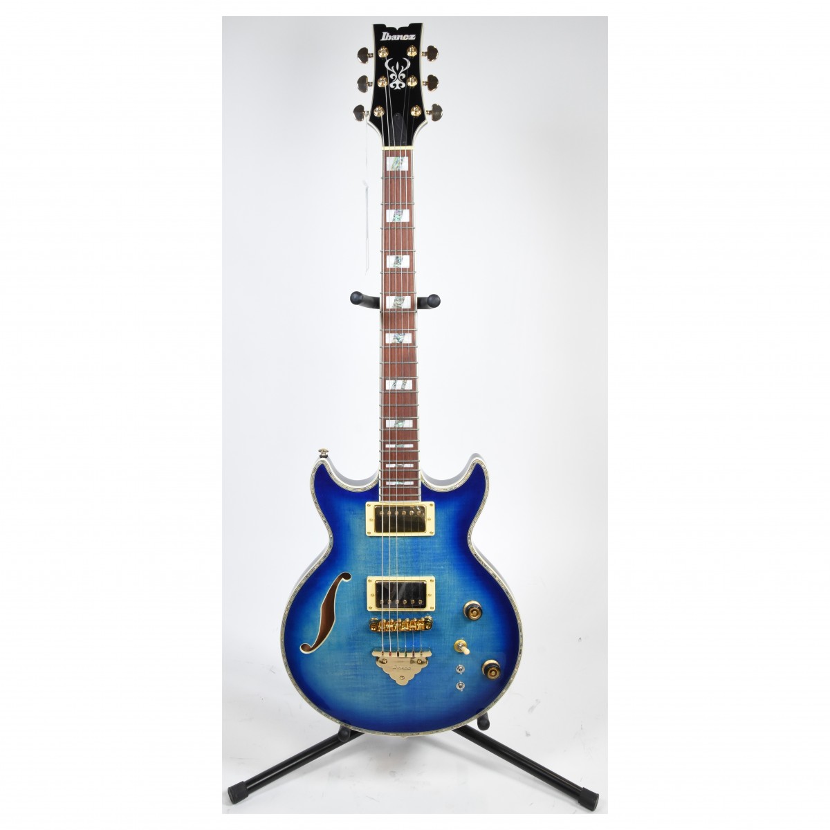 En bild på Ibanez AR520HFM Semi Hollowbody Light Blue Burst - Ex Demo | Ibanez AR520HFM Semi Hollowbody kombinerar traditionell stil med varma toner och lyxig spelbarhet som tillgodoser behoven hos den moderna rockgitarristen. Ibanez egna Super 58-pickuper levererar en vintage output och varma toner och de är kända för sin mångsidighet. Den låga profilen Gibraltar Performer bron med dess låga profil ger dig ett rikt sustain och utmärkt stämmingsstabilitet samtidigt som de lågt placerade sadlarna bidrar till den bekväma spelbarheten.   Två Tri-Sound-omkopplare pryder den vackra blue burst finishen som ger dig en omfattande musikalisk mångsidighet så att du kan använda gitarren för vilken låt du än spelar. Lönnkroppen ger dig massor av sustain med en ljus och klar ton medan den bekväma jatoba-greppbrädan löper längs med den släta halsen vilket ger extra komfort och når till de högre banden. Abalone bindning inlägg och guld hårdvara ger en touch av lyx till det här halvt ihåliga mästerverket som ser till att du alltid kommer att se lika bra ut som du låter när du går upp på scenen. Ex-Demo: Denna produkt kan vara ex-display ha mindre tecken på användning eller lätta ytliga skråmor och sakna icke-nödvändiga delar. Originallåda paketering eller manual kanske inte ingår. Varje föremål kontrolleras av vårt team av reparationstekniker för att försäkra att det möter våra höga standarder. Detta är en fantastisk möjlighet att köpa en fullt fungerande produkt till ett nedsatt pris.
