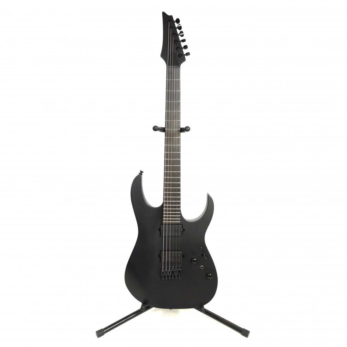 En bild på Ibanez RGRTB621 Iron Label Black Flat - Ex Demo | Ibanez RGRTB621 Iron label är en gitarr som inte håller tillbaka. Den är en del av Iron label serien som endast tillverkades för en sak: metall! De dubbla DiMarzio Fusion Edge humbuckerna levererar förödande öronbedövande riffs. En ultrasnabb Nitro Wizard lönn/valnötshals i fem delar är en supersmidig plattform för dina fingrar att göra sin grej - spela. Och de låsta Gotoh MG-T stämningsskruvarna garanterar en stensäker stämningsstabilitet för den ultimata ljudkonsistensen. Du är ute på en vild åktur när du svingar den här yxan. Ex-Demo: Denna produkt kan vara ex-display ha mindre tecken på användning eller lätta ytliga skråmor och sakna icke-nödvändiga delar. Originallåda paketering eller manual kanske inte ingår. Varje föremål kontrolleras av vårt team av reparationstekniker för att försäkra att det möter våra höga standarder. Detta är en fantastisk möjlighet att köpa en fullt fungerande produkt till ett nedsatt pris.