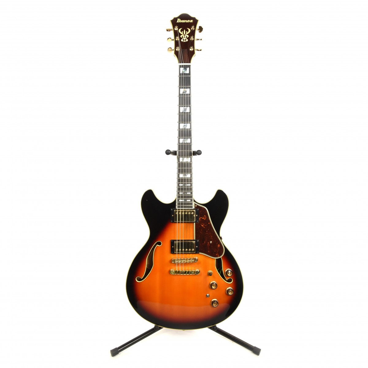 En bild på Ibanez AS113 Semi Hollowbody Brown Sunburst - Ex Demo | Ibanez AS113 Semi Hollowbody är ett mästerverk till hantverk. Den har en halvt ihålig konstruktion och dess topp i gran och lönn är fylld till brädden med en fantastisk guldstandardkvalitet. Du kommer kunna spela ett överflöd av ljusa lysande diskanttoner som resonerar bland ett hav av rik uppslukande bas medan det kristallklara ljudet ser till att tonerna från även de tjockaste ackorden tränger igenom.   Låt vågor av exceptionella vintagetoner skölja över dig. Ett par Super 58 pickuper möjliggör denna upplevelse. De levererar överdådigt mjukt ljud med en detaljerad kraftfull respons på varje beröring. Dessutom är halspickupen ansluten till Ibanez berömda tri-sound switch vilket är en innovativ funktion som låter dig experimentera med ännu fler ljud. Det är också enkelt att växla mellan humbucking och enkelspole. Ex-Demo: Denna produkt kan vara ex-display ha mindre tecken på användning eller lätta ytliga skråmor och sakna icke-nödvändiga delar. Originallåda paketering eller manual kanske inte ingår. Varje föremål kontrolleras av vårt team av reparationstekniker för att försäkra att det möter våra höga standarder. Detta är en fantastisk möjlighet att köpa en fullt fungerande produkt till ett nedsatt pris.