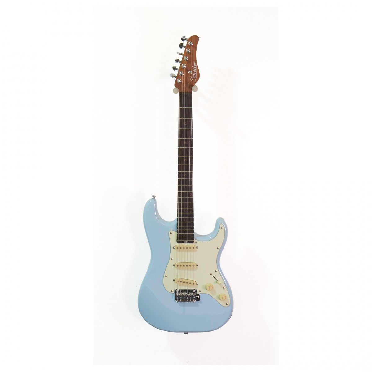 En bild på Schecter Nick Johnston Traditional Atomic Frost | Ditt skarpaste ljud någonsin. Schecter har samarbetat med den experimentella gitarristvirtuosen Nick Johnston för att skapa Schecter Nick Johnston Traditional en gitarr som är utformad för att ge spännande kraftfulla toner utan like. Johnston är känd för sin fantastiska unika heavy metal-stil och progressiva spelande: Traditional-gitarren erbjuder alla funktioner som krävs för att ditt ljud skall låta lika fantastiskt.   Spela med enastående definition. Trion Nick Johnston Single Coil -pickuper är det perfekta elektroniska systemet för att ge en skarp exakt kvalitet till ditt lead-spelande. Du kommer också att njuta av blixtsnabbt spelande i din musik. Den tunna "C" -formade halsen är designad med dynamik i åtanke så att du kan spela både snabbt och bekvämt. Frigör din kreativa potential. Ex-Demo: Denna produkt kan vara ex-display ha mindre tecken på användning eller lätta ytliga skråmor och sakna icke-nödvändiga delar. Originallåda paketering eller manual kanske inte ingår. Varje föremål kontrolleras av vårt team av reparationstekniker för att försäkra att det möter våra höga standarder. Detta är en fantastisk möjlighet att köpa en fullt fungerande produkt till ett nedsatt pris.