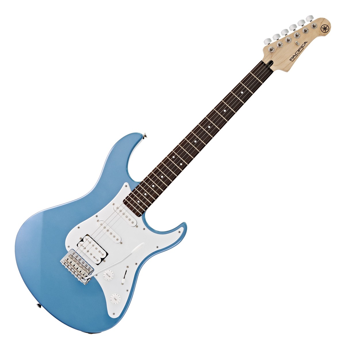 En bild på Yamaha Pacifica 112J Lake Placid Blue | Brilljera i vilken genre som helst. Eftersom Yamaha Pacifica 112J är mångsidig i sin natur. Utrustad med en keramisk stall humbucker kan spelare sparka ut de heta rika kabeltonerna som definierade rocknroll-genren. Och i kombination med snäppet och bettet hos ett par enkelspoliga kommer dina ackord att sippra ut med mycket tydlighet och artikulation. Så oavsett om du släpper loss feta texturerade riff och twangiga cleans - kommer Pacifica att blomstra oavsett din stil.  Det är dock inte bara ljudet. En snygg lönnhals ger en behaglig känsla i handflatan över hela skalans längd. Och det är silkeslen yta i rosenträ som gör att du enkelt kan växla mellan de mest komplexa formerna. Vill du ha lite extra känsla för de brännande solorna? Tja med en vintage tremolo-stall kan du utföra de djärvaste dive bombs eller helt enkelt ge dessa ackord lite glans. Kraften finns hos spelaren. Och så en uppsättning ton- och volymkontroller säkerställer att du har fullständig kontroll över ditt ljud. Din kreativa målarduk...
