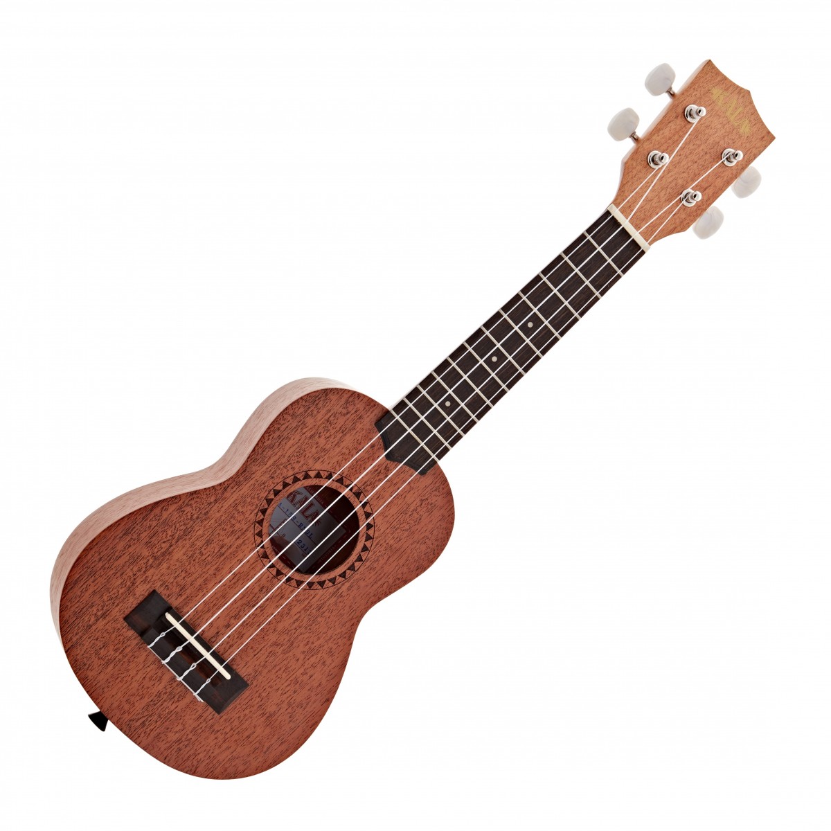 En bild på Kala KA-15S Mahogany Soprano Ukulele Starter Pack | Kalas Soprano Ukulele Starter Pack är perfekt för spelare som söker en allt-i-ett-lösning för att komma igång med sitt spelande. Paketet är centrerat kring Mahogany Soprano Ukulele från Kala som ger ett snyggt traditionellt utseende medan kroppen helt i mahogny ger varma fylliga toner. Greppbrädan i förstklassig rosewood ger en smidig spelbarhet och Aquila Super Nylgut-strängarna ger en överlägsen ljudkvalitet.  Den medföljande väskaen erbjuder en säker plats för din ukulele att förvaras eller transporteras med en praktisk framficka för dina tillbehör och handtag för att bära. Kala Klipz-stämapparaten fästs på ukulelens huvud och har en lättavläst display som ser till att du alltid är rätt stämd. Den medföljande remmen gör att du kan spela mer bekvämt och reservsträngarna hjälper dig när din första uppsättning är utsliten.