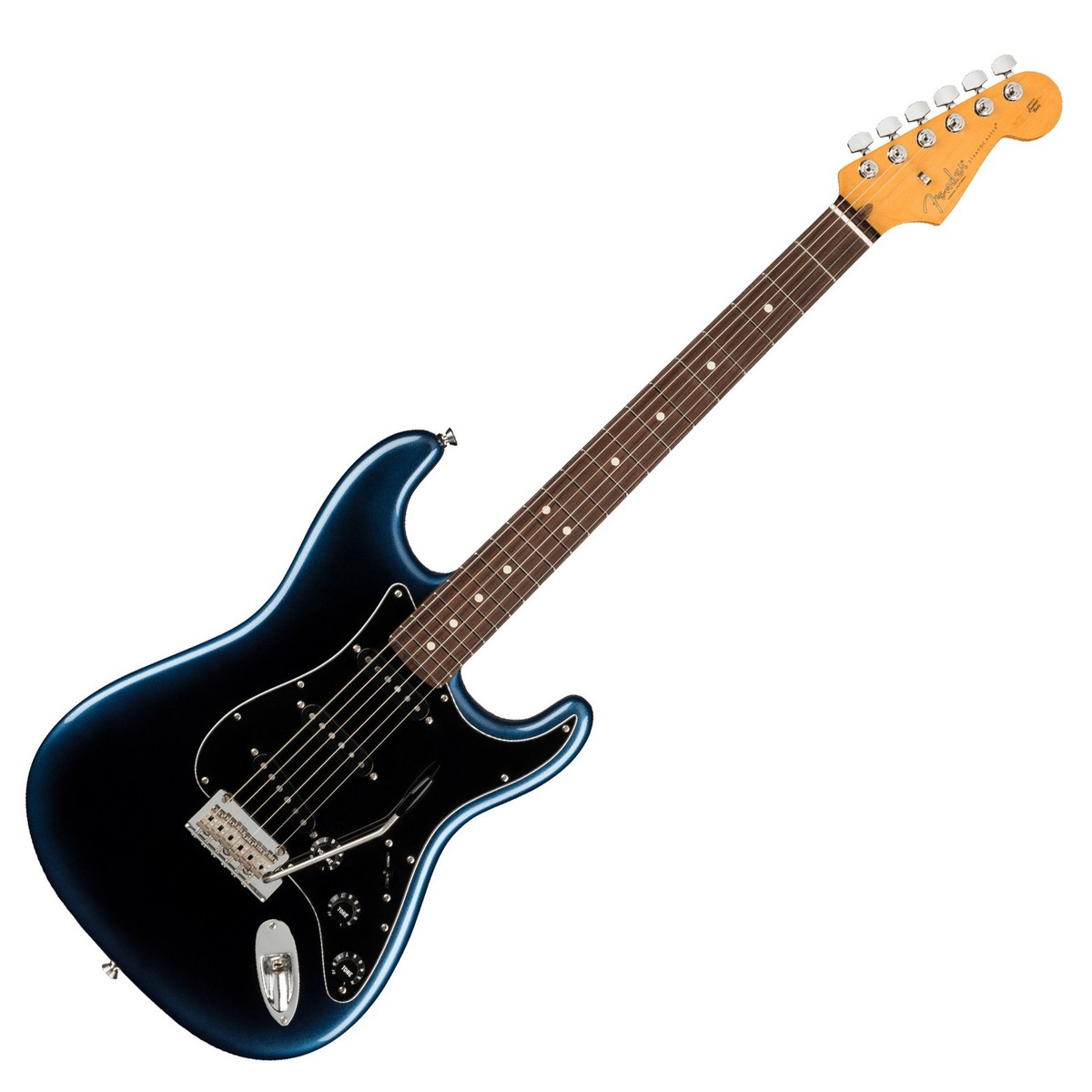 En bild på Fender American Pro II Stratocaster RW Dark Night | Ikonisk. Det finns helt enkelt inget annat sätt att beskriva Stratocastern. Den har gett nytt liv till musiken under flera decennier. Och det har blivit ett riktigt kraftverk för en mängd olika stilar. Alla kommer ju till Stratocaster eller hur? Så denna Fender American Pro II Stratocaster är här endast p.g.a. av en enda orsak. För att fortsätta arvet. Men den direkt igenkännliga Fender-stilen som får varje uppträdande och prestation att blomstra.   Sipprar ut klassisk karisma. Detta är en noggrant utformad Stratocaster. Fender har gjort allt för att säkerställa precision genomgående. Från V-Mod II-pickuperna till den populära djupa C -formade halsprofilen har Fender finjusterat varje detalj för att garantera ren prestanda och tidlös Fender-charm. Elegant beroendeframkallande spelbarhet som Stratocasters är kända för: din personliga spelstil får nytt liv Tack vare det nya two point synkroniserade svajstallet. Det är dags att måla fram din kreativitet på en tidsdefinierande palett - Stratocastern