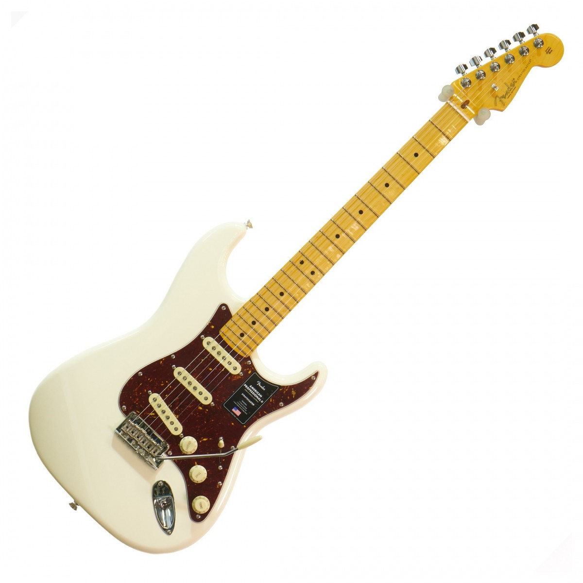 En bild på Fender American Pro II Stratocaster MN Olympic White | Ikonisk. Det finns helt enkelt inget annat sätt att beskriva Stratocastern. Den har gett nytt liv till musiken under flera decennier. Och det har blivit ett riktigt kraftverk för en mängd olika stilar. Alla kommer ju till Stratocaster eller hur? Så denna Fender American Pro II Stratocaster är här endast p.g.a. av en enda orsak. För att fortsätta arvet. Men den direkt igenkännliga Fender-stilen som får varje uppträdande och prestation att blomstra.   Sipprar ut klassisk karisma. Detta är en noggrant utformad Stratocaster. Fender har gjort allt för att säkerställa precision genomgående. Från V-Mod II-pickuperna till den populära djupa C-formade halsprofilen har Fender finjusterat varje detalj för att garantera ren prestanda och tidlös Fender-charm. Elegant beroendeframkallande spelbarhet som Stratocasters är kända för: din personliga spelstil får nytt liv Tack vare det nya two point synkroniserade svajstallet. Det är dags att måla fram din kreativitet på en tidsdefinierande palett - Stratocastern Ex-Demo: Denna produkt kan vara ex-display ha mindre tecken på användning eller lätta ytliga skråmor och sakna icke-nödvändiga delar. Originallåda paketering eller manual kanske inte ingår. Varje föremål kontrolleras av vårt team av reparationstekniker för att försäkra att det möter våra höga standarder. Detta är en fantastisk möjlighet att köpa en fullt fungerande produkt till ett nedsatt pris.