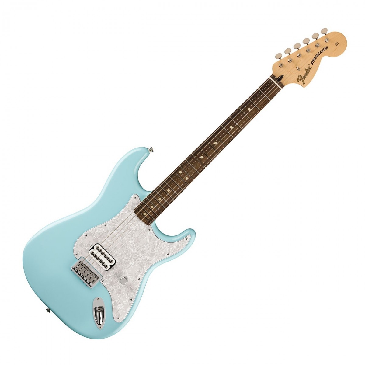 En bild på Fender Limited Edition Tom Delonge Stratocaster RW Daphne Blue | Fender Limited Edition Tom Delonge Stratocaster RW är en gitarr som är designad för att fånga essensen av hans signature. Som leadgitarrist i Blink-182 är han känd för sin unika poppunkstil som blandar tunga kraftackord med gnistrande rena toner. För att uppnå detta är denna Strat utrustad med en Seymour Duncan Invader SH8 humbucker som levererar hög effekt och turboladdade röster. Den strömlinjeformade kontrollinställningen med en enda huvudvolym och diskantavluftningskrets bevarar gitarrens naturliga high-end. Denna Fender är den perfekta gitarren för att efterlikna det ikoniska ljudet från Blink-182:s huvudgitarrist.  Men Delonge Stratocaster är mer än bara en gitarr designad för kraft och ton. Det är också ett vackert utformat instrument med överlägsen spelbarhet och hantverk. Dess moderna C-hals har medium jumbo jumboband på en greppbräda av rosenträ med en radie på 95-tums för en modern känsla med överlägsen upplevelse. Från den specialtillverkade halsplattan dekorerad med originalkonstverk till det 4-lagers vita pärlemorfärgade valskyddet var varje detalj i denna gitarr var noggrant utformad för att återspegla namnes unika personlighet. Denna signature Strat är ett måste till alla samlingar och ger dig de verktyg du behöver för att bli en poppunklegend.