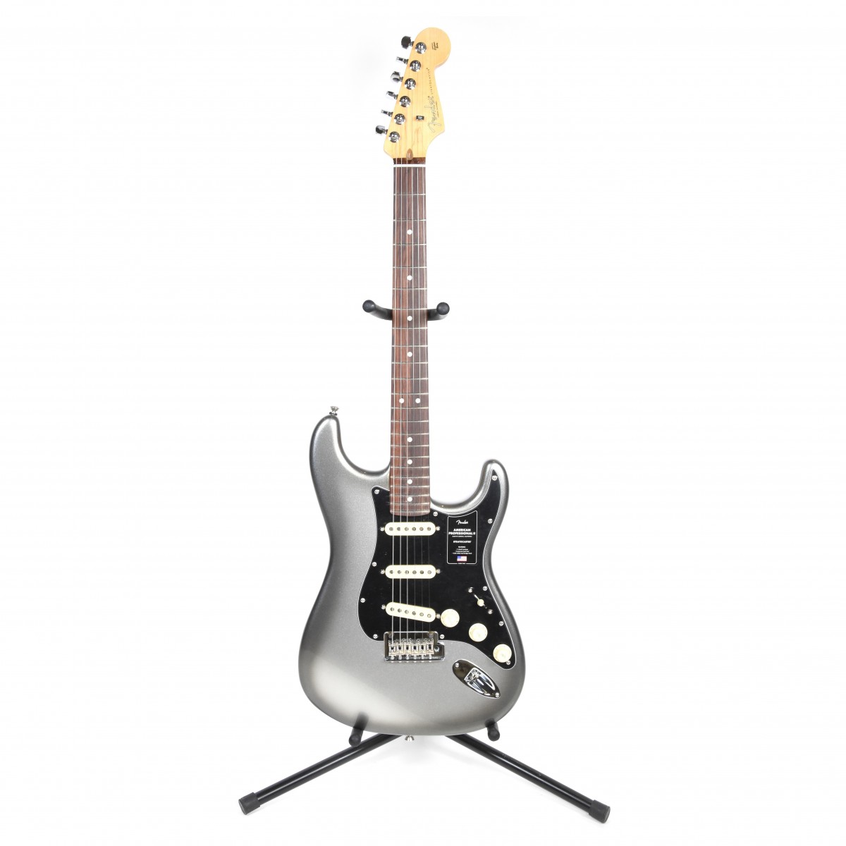 En bild på Fender American Pro II Stratocaster RW Mercury | Ikonisk. Det finns helt enkelt inget annat sätt att beskriva Strat. Den har frodats genom decennier av musik. Och den har blivit en riktig kraftstation i många olika stilar. Alla älskar Strat eller hur? Så denna Fender American Pro II Stratocaster är här av en enda anledning. För att fortsätta arvet. Ger dig all den omedelbart igenkännliga Fender känslan som tänder alla prestanda.   Utsöndrar klassisk karisma. Detta är en noggrant designad Stratocaster. Och varje steg har tagits för att säkerställa precision hela tiden. Från V-Mod II pickuperna till den populära djupa C-formade halsprofilen har Fender finjusterat varje detalj för att säkerställa ren prestanda och tidlös Fender charm. Förvänta dig den snygga beroendeframkallande spelbarheten Strats är kända för att låta din person komma till liv med ett tvåpunkts synkroniserat stall. Det är dags att måla din kreativitet på en era-definierande duk - Stratocaster. Ex-Demo: Denna produkt kan vara ex-display ha mindre tecken på användning eller lätta ytliga skråmor och sakna icke-nödvändiga delar. Originallåda paketering eller manual kanske inte ingår. Varje föremål kontrolleras av vårt team av reparationstekniker för att försäkra att det möter våra höga standarder. Detta är en fantastisk möjlighet att köpa en fullt fungerande produkt till ett nedsatt pris.