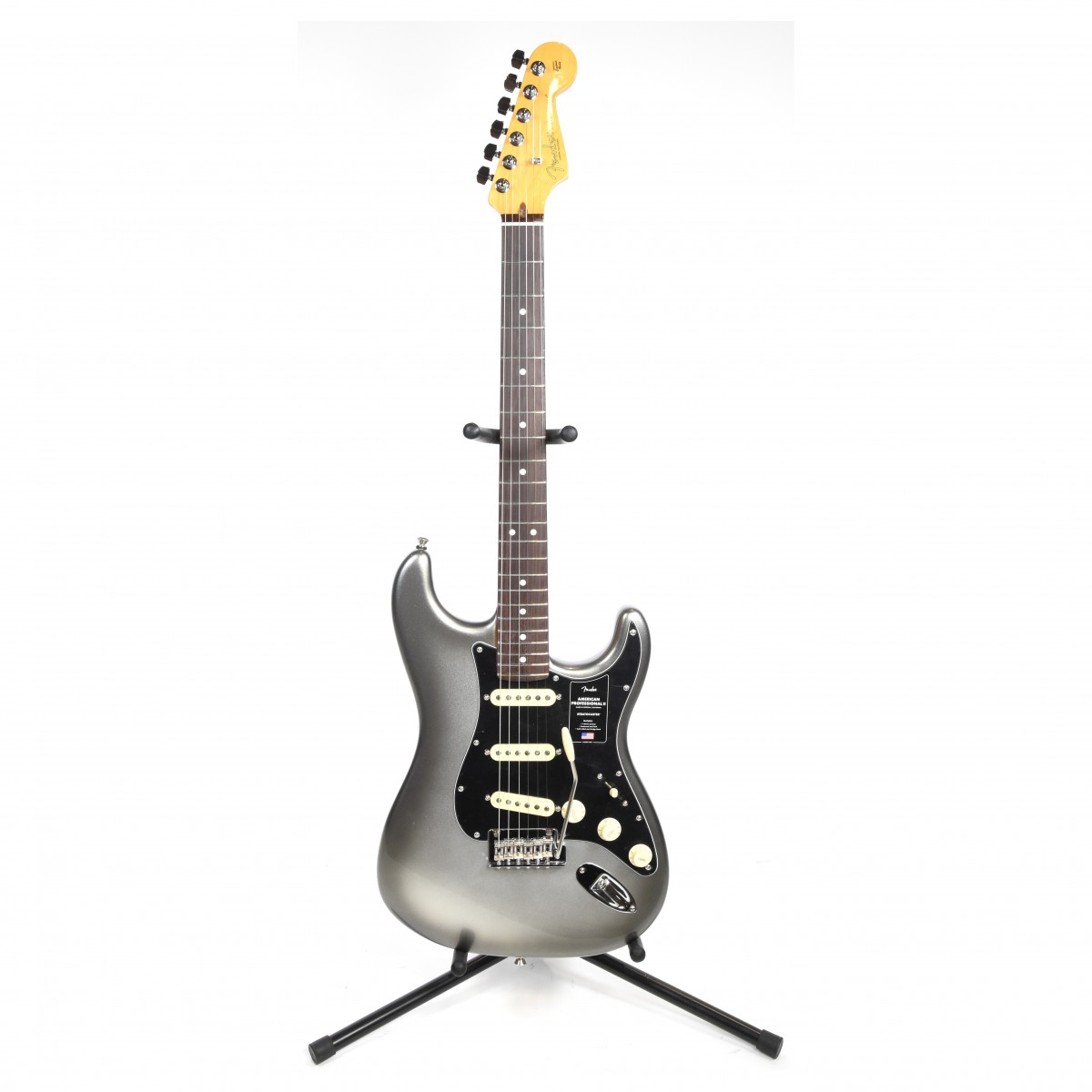 En bild på Fender American Pro II Stratocaster RW Mercury | Ikonisk. Det finns helt enkelt inget annat sätt att beskriva Strat. Den har frodats genom decennier av musik. Och den har blivit en riktig kraftstation i många olika stilar. Alla älskar Strat eller hur? Så denna Fender American Pro II Stratocaster är här av en enda anledning. För att fortsätta arvet. Ger dig all den omedelbart igenkännliga Fender känslan som tänder alla prestanda.   Utsöndrar klassisk karisma. Detta är en noggrant designad Stratocaster. Och varje steg har tagits för att säkerställa precision hela tiden. Från V-Mod II pickuperna till den populära djupa C-formade halsprofilen har Fender finjusterat varje detalj för att säkerställa ren prestanda och tidlös Fender charm. Förvänta dig den snygga beroendeframkallande spelbarheten Strats är kända för att låta din person komma till liv med ett tvåpunkts synkroniserat stall. Det är dags att måla din kreativitet på en era-definierande duk - Stratocaster. Ex-Demo: Denna produkt kan vara ex-display ha mindre tecken på användning eller lätta ytliga skråmor och sakna icke-nödvändiga delar. Originallåda paketering eller manual kanske inte ingår. Varje föremål kontrolleras av vårt team av reparationstekniker för att försäkra att det möter våra höga standarder. Detta är en fantastisk möjlighet att köpa en fullt fungerande produkt till ett nedsatt pris.