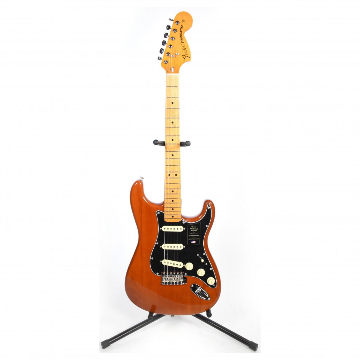 En bild på Fender American Vintage II 1973 Stratocaster Mocha | Fender American Vintage II 1973 Stratocaster är en hyllning till instrumenten som dominerade den klassiska musikscenen. Återskapad med kärleksfull noggrannhet av Fender har den en mängd möten för att ge dig den där old school viben och prat. Börjar med en trio av Pure Vintage 73-pickuper med förskjutna stångstycken American Vintage II skryter med den mjuka artikulationen och skarpa klangen från dessa era som definierar gitarrer.  Tillsammans med sin retroljud serverar 73 Strat den eftertraktade vintage genom en 73 C-formad hals och 725 tum greppbräda. Smidig och lyhörd den spelar som en dröm! Kompletterad med en kulformad dragstång sadel och en halsplatta med en Micro-Tilt-mekanism den erbjuder exceptionell stabilitet och total periodnoggrannhet. Komplett med en fantastisk huvud i CBS sjuttiotalsstil med dubbelsträngade träd vintage tremolostall och en äkta bensadel lägger American Vintage II 1973 Strat oöverträffad kvalitet i dina händer. Verkligen legender... Ex-Demo: Denna produkt kan vara ex-display ha mindre tecken på användning eller lätta ytliga skråmor och sakna icke-nödvändiga delar. Originallåda paketering eller manual kanske inte ingår. Varje föremål kontrolleras av vårt team av reparationstekniker för att försäkra att det möter våra höga standarder. Detta är en fantastisk möjlighet att köpa en fullt fungerande produkt till ett nedsatt pris.