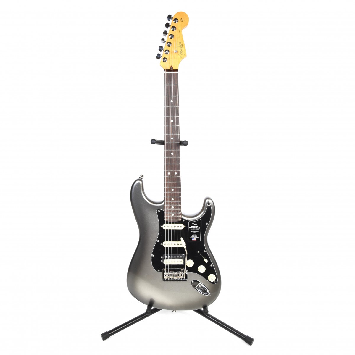 En bild på Fender American Professional II Stratocaster HSS RW Mercury - Ex Demo | Ex-demo Serienummer: US21040310 Tekniska noter En spricka i fodralets hörn. Denna artikel har kvalitetskontrollerats av en av vårt team av reparationstekniker för att säkerställa att den uppfyller en hög spelstandard. Den fotograferade produkten är den enskilda vara som kommer att tas emot. Ikonisk. Det finns helt enkelt inget annat sätt att beskriva Strat. Den har blomstrat under årtionden av musik. Och det har blivit ett verkligt kraftpaket i en mängd olika stilar. Alla hyllar Strat eller hur? Så denna Fender American Pro II Stratocaster HSS RW är här av bara en anledning. Att fortsätta arvet. Ger dig all den omedelbart igenkännliga Fender känslan som sätter igång alla prestanda. Osande av klassisk karisma. Detta är en noggrant designad Stratocaster. Och varje steg har tagits för att säkerställa precision genomgående. Från V-Mod II-pickuperna till den populära djupa ''C''-formade halsprofilen har Fender finjusterat varje detalj för att säkerställa ren prestanda och tidlös Fender -charm. Förvänta dig den eleganta beroendeframkallande spelbarheten som Strat's är kända för samtidigt som de låter din persona komma till liv med en tvåpunktssynkroniserad stall. Det är dags att måla upp din kreativitet på en tidsdefinierande duk - Stratocaster .