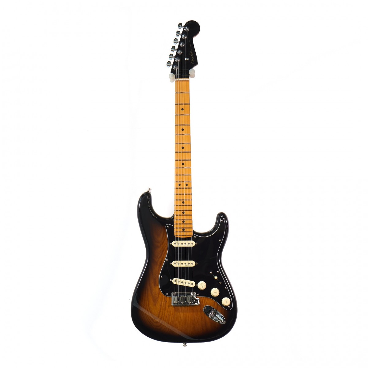 En bild på Fender American Ultra Luxe Stratocaster MN 2-Tone Sunburst | Din väg till extremt höga prestanda. Fender American Ultra Luxe Stratocaster MN är nästa steg i Fenders moderna design. Detta är Fenders mest avancerade gitarrserie så här långt. Absolut varje egenskap hos denna gitarr sjuder ut med ett förstklassigt ljud en fin känsla och perfekt prestanda ...   De tre Ultra Noiseless single-coil pickuperna ger denna Ultra Series Stratocaster den ikoniska vintage-ton du längtar efter med högsta klarhet. Den banbrytande Ultra "C" -formade lönnhalsen gör att du bekvämt och fritt kan spela varje riff utan att något håller dig tillbaka. Den släta greppbrädan i lönn och de rullade banden låter dig verkligen uppleva den högkvalitativa behandlingen. Det förstklassiga svajstallet ger dig en chans att skapa vilda ljud och spela fritt vilket betyder att denna Ultra Luxe Strat omfattar alla egenskaper som bidrog att ge Fender ett monumentalt rykte. Men den här gången är gitarren utrustad för modernt spelande. Ex-Demo: Denna produkt kan vara ex-display ha mindre tecken på användning eller lätta ytliga skråmor och sakna icke-nödvändiga delar. Originallåda paketering eller manual kanske inte ingår. Varje föremål kontrolleras av vårt team av reparationstekniker för att försäkra att det möter våra höga standarder. Detta är en fantastisk möjlighet att köpa en fullt fungerande produkt till ett nedsatt pris.
