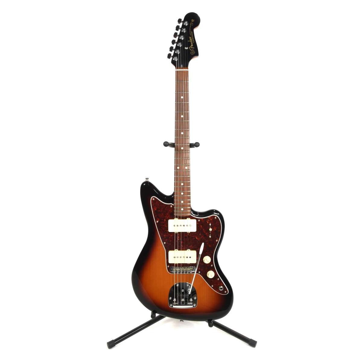 En bild på Fender Limited Edition Player Jazzmaster 3-Color Sunburst - Ex Demo | Ex-Demo Serienummer: MX21236644 Tekniska anmärkningar Gitarren har lätta repor på plektrumskyddet och halsplattan. Den har kvalitetskontrollerats av en av våra reparationstekniker för att säkerställa att den uppfyller en hög spelstandard.  Den fotograferade produkten är den enskilda artikel som kommer att tas emot.