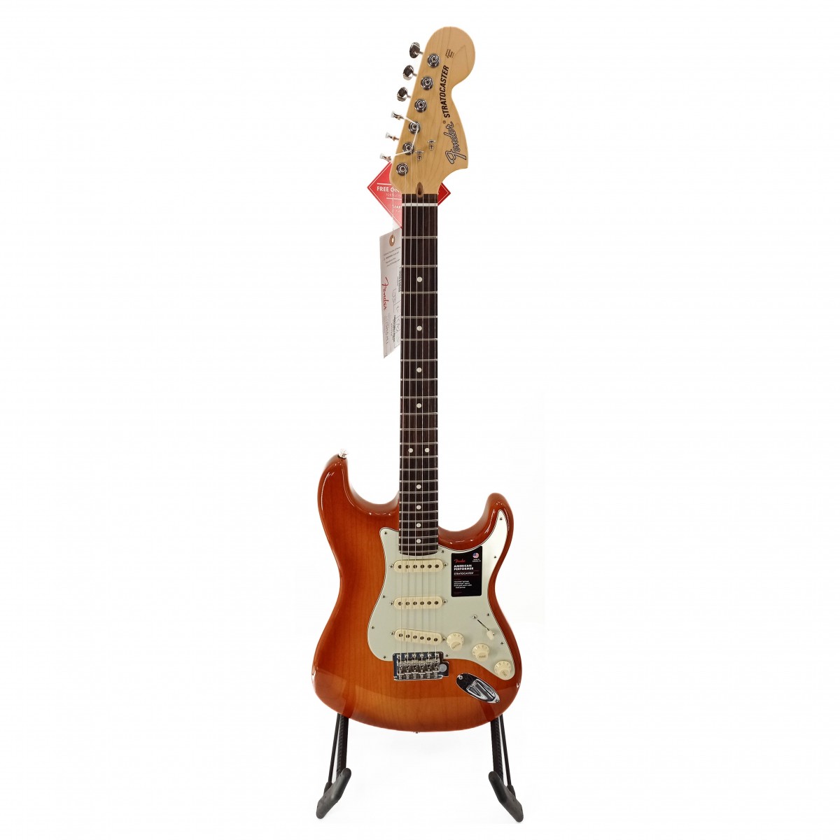 En bild på Fender American Performer Stratocaster RW Honey Burst - F.d. utställningsmodell | En legend omdesignad. Fender American Performer Stratocaster RW ger dig all den klassiska Strat-känslan i en modell som producerar uppgraderat 2000-tals ljud. Yosemite enkelspoliga pickups ger råa ljusa ljud som låter vackert klart på även högsta outputs. Det är detta elektroniska system som gör American Performer Strat idealisk för live-musiker. Det är långt ifrån allt som denna otroliga gitarr erbjuder. Upplev otroligt natural spelarkomfort tack vare en C-formad hals som eliminerar kramp. Experimentera oändligt för att skapa en unik röst med användning av ett tremolo-stall. Och njut av allt i en modell med vacker vintage-stil. Detta är verkligen en speciell gitarr. Missa inte. Ex-Demo: Denna produkt kan vara ex-display ha mindre tecken på användning eller lätta ytliga skråmor. Originallådan eller paketeringen kanske inte ingår. Varje objekt har kontrollerats av vårt team av reparationstekniker för att försäkra att det möter våra höga standarder. Detta är en fantastisk möjlighet att köpa en fullt fungerande produkt till ett nedsatt pris.