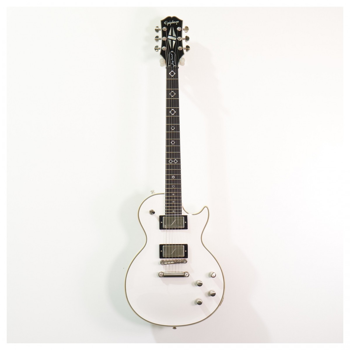 En bild på Epiphone Jerry Cantrell Prophecy Les Paul Custom | Epiphone Jerry Cantrell Prophecy Les Paul Custom är en gitarr som är högsta hänset. Om du är ute efter Jerry Cantrells smutsiga feta grunge-ton eller praktiskt taget vilken ton som helst för den delen är Fishman Fluence humbuckers redo av uppdraget. Med tre olika röster tillgängliga via push/pull-potter kommer du att kunna utforska det fullast möjliga ljudutbudet direkt från din gitarr. Så oavsett om du vill att dina riff ska låta som en slamfabrik eller rena och klara är det helt upp till dig.  Flyg längs Custom Cantrell Taper halsen. Den är byggd för att hantera exakta leads och tjocka rytmer - du kan verkligen gräva in dig. Ultramodern viktavlastning innebär att du kan svänga runt denna skönhet på scenen med absolut frihet medan Grover-låsande Rotomatic stämskruvar säkerställer stämningsstabilitet i världsklass för alltid. Och om du funderar på att spela kommer det medföljande Custom hardshell-fodralet att säkerställa säker pålitlig transport vart du än går. Ex-Demo: Denna produkt kan vara ex-display ha mindre tecken på användning eller lätta ytliga skråmor och sakna icke-nödvändiga delar. Originallåda paketering eller manual kanske inte ingår. Varje föremål kontrolleras av vårt team av reparationstekniker för att försäkra att det möter våra höga standarder. Detta är en fantastisk möjlighet att köpa en fullt fungerande produkt till ett nedsatt pris.