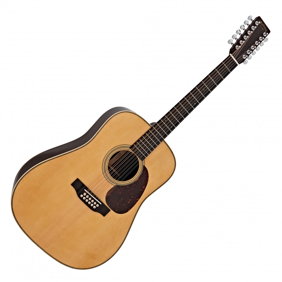 En bild på Martin HD12-28 12 String | En legend återföds. För ibland räcker inte sex strängar. Så Martin HD12-28 ger dig vad du längtar efter. Mer tonalt djup textur och naturligtvis glittrande sustain. Den utstrålar högkvalitativ 12-strängad klocka av proffskvalitet. Det är fantastiskt . Handgjorda med den kärlek och passion som behövs för akustisk prestanda. Martin HD12-28 är inspirerad av den legendariska D28 Standard. Och det är här för ett nytt lopp men med 12-strängar och massor av härlig tonala attityd... Ger dig de finaste egenskaperna hos den ursprungliga HD12-28 blandat med Martin moderna och mest uppskattade innovationer. En fantastisk blandning av tradition och modern Martin -utveckling. Denna HD12-28 är behandlad med en högpresterande utövande artisthals för den perfekta känslan. Smidigt och bekvämt detta är ett instrument som inte bara stannar med dig under en livstid utan ett du inte vill lägga ifrån dig. Du kan också dra nytta av HD12-28:s djärva dominerande akustiska röst. Det är dags att utforska ett distinkt fylligt ljud med otrolig dynamik. Och med en solid byggnad fylls din ton med en välbekant djup rik värme samtidigt som du kan hantera nästan vilken spelstil som helst. Den obestridliga klockliknande ringen av rosenträ och 12-strängar det finns helt enkelt inget som liknar det...