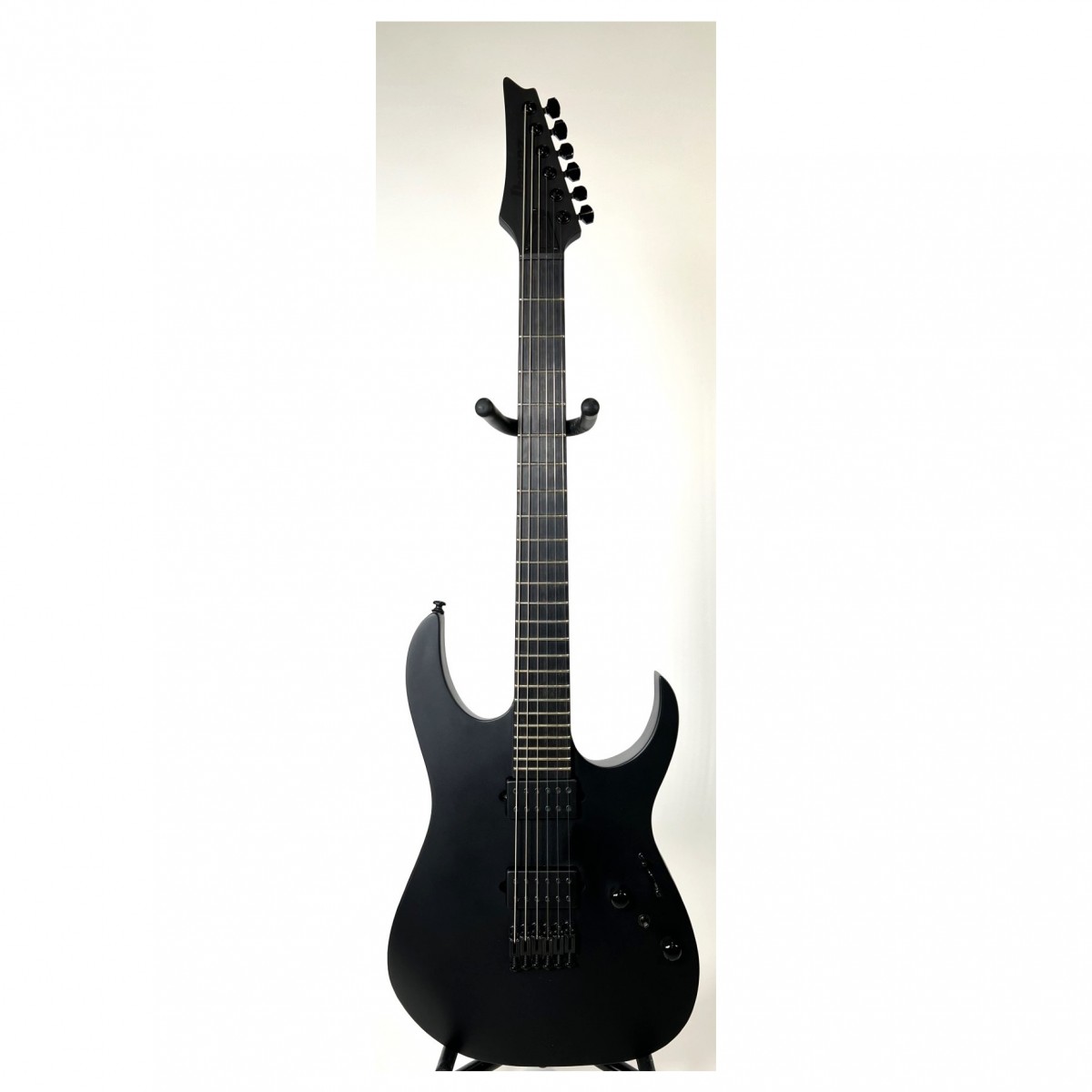 En bild på Ibanez RGRTB621 Iron Label Black Flat - Ex Demo | Ibanez RGRTB621 Iron label är en gitarr som inte håller tillbaka. Den är en del av Iron label serien som endast tillverkades för en sak: metall! De dubbla DiMarzio Fusion Edge humbuckerna levererar förödande öronbedövande riffs. En ultrasnabb Nitro Wizard lönn/valnötshals i fem delar är en supersmidig plattform för dina fingrar att göra sin grej - spela. Och de låsta Gotoh MG-T stämningsskruvarna garanterar en stensäker stämningsstabilitet för den ultimata ljudkonsistensen. Du är ute på en vild åktur när du svingar den här yxan. Ex-Demo: Denna produkt kan vara ex-display ha mindre tecken på användning eller lätta ytliga skråmor och sakna icke-nödvändiga delar. Originallåda paketering eller manual kanske inte ingår. Varje föremål kontrolleras av vårt team av reparationstekniker för att försäkra att det möter våra höga standarder. Detta är en fantastisk möjlighet att köpa en fullt fungerande produkt till ett nedsatt pris.