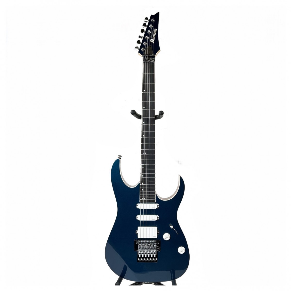 En bild på Ibanez RG5440C Deep Forest Green Metallic - Ex Demo | Ex-Demo Serienummer: F2334411 Dessa instrument kan uppvisa lätta tecken på användning De kvalitetskontrolleras av vårt team av reparationstekniker för att säkerställa att de uppfyller höga spelstandarder.  Eventuellt reklammaterial erbjudanden programvara eller prenumerationer som är tillgängliga vid köp som nya kanske inte är tillgängliga med denna Ex-Demo-produkt.  Den fotograferade produkten är den enskilda artikel som kommer att tas emot.   Ibanez RG5440C är den perfekta blandningen av klassisk stil och modern prestanda. Den här modellen är utrustad med en duo av toppmoderna EMG SA enstaka coils vid halsen och stallet kompletterad med en EMG 81 humbucker i mitten. Denna kombination möjliggör aggressiva toner med hög förstärkning utan att offra klarhet eller definition medan den mångsidiga 5-vägs switchen ger dig tillgång till olika ljud som passar din spelstil. Med en klassisk afrikansk mahognykropp och super wizard hals erbjuder detta instrument överlägsen spelbarhet tillsammans med en lyxig känsla och estetik. En imponerande greppbräda i makassar Ebenholts och Prestige fret edge-behandling gör det enkelt att spela medan jumbo-banden i rostfritt stål garanterar precision och livslängd. Och med tillägget av Lo-Pro edge tremolo-stalln får du en utmärkt stämningsstabilitet. Spela ut dina musikaliska drömmar med Ibanez RG5440C.