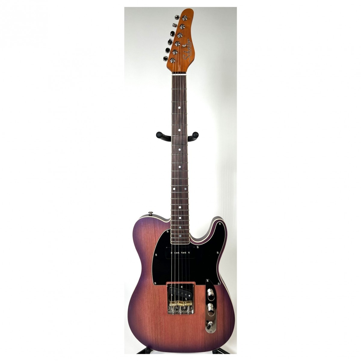 En bild på Schecter PT Special Purple Burst Pearl | Schecter PT Special detta är minsann ett speciellt instrument. Verklig mångsidighet ett klingande ljud och vintage-smak: PT Special ger dig precis det ljud du längtar efter utöver sitt fascinerande. Gitarren har setts i händerna på Pete Townshend så att du får en en riktig ikon som är perfekt för många typer av musik och spelstilar.   Gitarren har klassisk karaktär med single coil karisma och push / pull-funktionerna gör det lätt att forma ditt ljud efter behag. Dessutom känns gitarren fantastisk också så du kan förvänta dig att spela fritt och snabbt med fullständig kontroll tack vare den noggrant designade C-formade halsen. Det är dags att uppleva världsberömd Schecter klass. Och denna PT Special bygger på Schecters etos för excellens och ger gitarrister en drömlik spelupplevelse. Du håller på att ta dina färdigheter till nya höjder - välkommen till Schecter-familjen. Ex-Demo: Denna produkt kan vara ex-display ha mindre tecken på användning eller lätta ytliga skråmor och sakna icke-nödvändiga delar. Originallåda paketering eller manual kanske inte ingår. Varje föremål kontrolleras av vårt team av reparationstekniker för att försäkra att det möter våra höga standarder. Detta är en fantastisk möjlighet att köpa en fullt fungerande produkt till ett nedsatt pris.