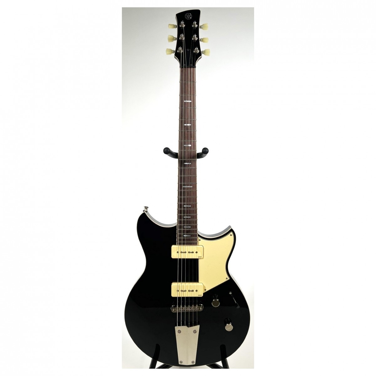 En bild på Yamaha Revstar Standard RSS02T Svart | Yamaha Revstar Standard RSS02T kommer att ge full gas till ditt ljud. Denna elgitarr är konstnärligt komponerad och inspirerad av Yamahas motorcykelavdelning med en kammarkropp för att minska vikten och öka resonansen och spelbarheten. Precis som de snabba racerbilarna som påverkade Revstar designen har du en greppbräda i rosenträ för att accelerera dina riffs till otroliga hastigheter. Den är mjuk och underbar att röra vid och kommer att göra de mest komplexa solon till en lek att spela.   Revstar Standard ger dig ett klassiskt morrande ljud tack vare dubbla pickuper i P90-stil. De kommer att ge dig en palett av kraftigt varmt och klart ljud som är perfekt för klassisk rock och blues. Tillsammans med ett TOM-stall kommer du att njuta av orörd intonation över skalorna och en stensäker stämningsstabilitet. Vill du ha stil och substans så levererar Revstar båda i överflöd. Ex-Demo: Denna produkt kan vara ex-display ha mindre tecken på användning eller lätta ytliga skråmor och sakna icke-nödvändiga delar. Originallåda paketering eller manual kanske inte ingår. Varje föremål kontrolleras av vårt team av reparationstekniker för att försäkra att det möter våra höga standarder. Detta är en fantastisk möjlighet att köpa en fullt fungerande produkt till ett nedsatt pris.