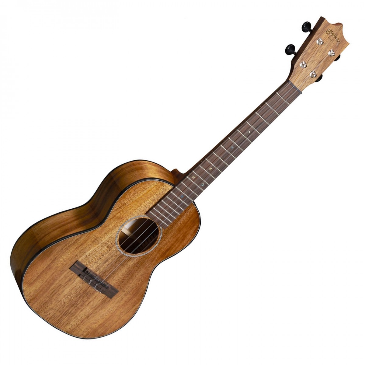 En bild på Martin TKE Uke | Martin TKE Ukulele är ett utmärkt tillskott till Martin -serien av ukuleles designade för att ge komfort och förbättrad spelbarhet. TKE Uke är tillverkad med precision och känsla för detaljer och har en blank kropp och en Sidenmatthals tillverkad av massivt koaträ från Hawaii. Detta träval bidrar inte bara till att göra instrumentet visuellt tilltalande utan ger det också en distinkt ljudkaraktär.  TKE Uke har ett stall och greppbräda i ostindiskt rosenträ tillsammans med en hals i utvalt lövträ och en applicerad dovetail-halsknut för ökad stabilitet. De öppna stämskruvarna i nickel garanterar exakt stämning vilket gör det till en fröjd att spela. Storleken på denna ukulele ger redan gott om volym och projektion men med inbyggd elektronik kan du koppla in och spela på vilken volymnivå du vill. Elektroniken har utvecklats i samarbete med Mi Si och ger imponerande 16 timmars speltid på bara 60 sekunders laddning.   För extra bekvämlighet levereras TKE Uke med ett softshellfodral som skyddar den under transport och förvaring. Oavsett om du är en erfaren ukulele-spelare eller en nybörjare som vill utforska nya musikaliska horisonter är Martin TKE Uke ett anmärkningsvärt instrument som levererar exceptionell ljudkvalitet och överlägset hantverk.