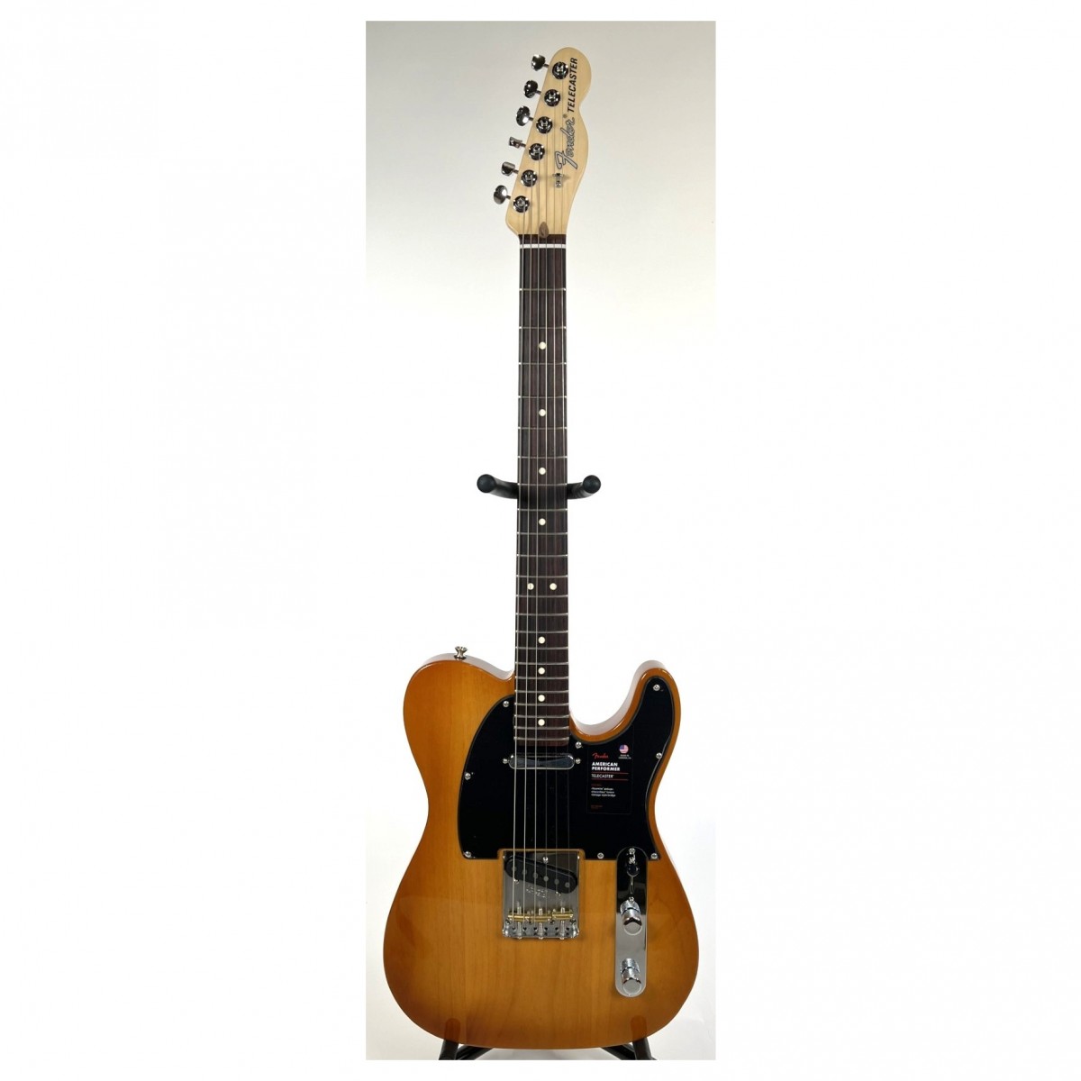 En bild på Fender American Performer Telecaster RW Honey Burst - F.d. utställningsmodell | Legendariska ljud. Modern prestanda. Fender American Performer Telecaster RW är en fantastisk sakkunnigt utformad gitarr från Fenders kaliforniska fabrik. Den är utformad att ge klara fina rock n roll toner utsökt spelbarhet och branschledande ljudkvalitet som bringar detta vintage-instrument in till det 21 århundradet    Du kommer att njuta av intensiva single coil-ljud med magnifik klarhet tack vare gitarrens Yosemite-mickar. Dessa två mickar är idealiska för live-uppträdanden eftersom de eliminerar feedback även vid de högre volymer. 22 jumbobanden gör det lätt för dig att spela solon efter behag. Och du kan uppleva en fullkomligt naturlig spelupplevelse tack vare den bekväma modernt "C"-formade lönnhalsen. Elgitarrer par excellence.   Ex-Demo: Denna produkt kan vara ex-display ha mindre tecken på användning eller lätta ytliga skråmor. Originallådan eller paketeringen kanske inte ingår. Varje objekt har kontrollerats av vårt team av reparationstekniker för att försäkra att det möter våra höga standarder. Detta är en fantastisk möjlighet att köpa en fullt fungerande produkt till ett nedsatt pris.