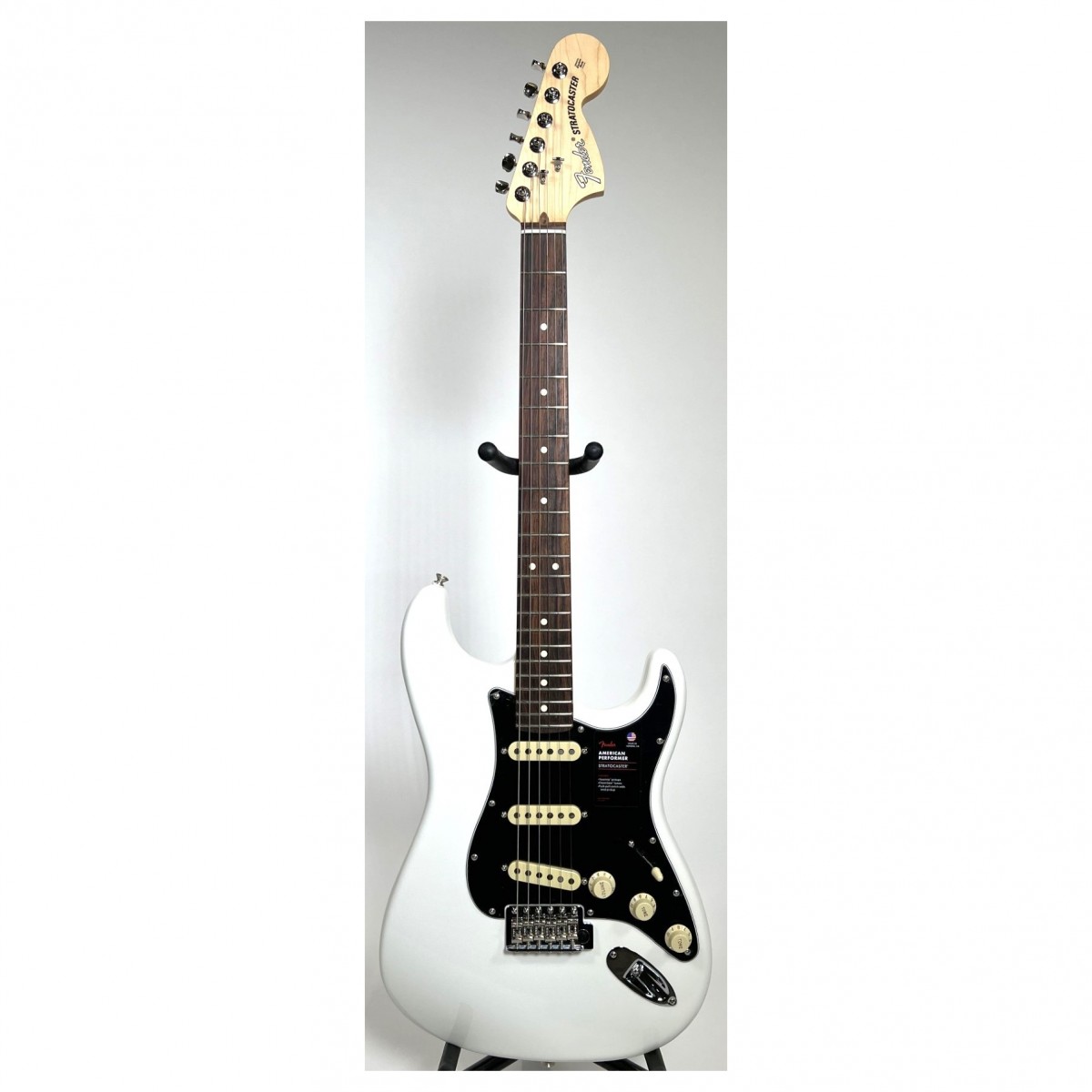 En bild på Fender American Performer Stratocaster RW Arctic White - Ex Demo | En legende återuppfattad. Fender American Performer Stratocaster RW ger dig all den klassiska Strat-känslan i en modell som ger uppgraderat ljud från 2000-talet. Yosemite enkelspolade pickuper ger dig rått ljust ljud som låter vackert klart vid även de högsta utgångarna. Det är detta elektroniska system som gör American Performer Strat idealisk för den live musikerna.  Men det är långt ifrån allt detta den otroliga gitarren erbjuder. Upplev otroligt naturlig spelkomfort tack vare en C-formad nack som eliminerar kramp. Experiment oändligt för att skapa en unik röst med hjälp av ett tremolostall. Och njut av allt i en modell med underbar vintagestil. Detta är verkligen speciellt. Missa inte.  Ex-Demo: Denna produkt kan vara ex-display ha mindre tecken på användning eller lätta ytliga skråmor. Originallådan eller paketeringen kanske inte ingår. Varje objekt har kontrollerats av vårt team av reparationstekniker för att försäkra att det möter våra höga standarder. Detta är en fantastisk möjlighet att köpa en fullt fungerande produkt till ett nedsatt pris.