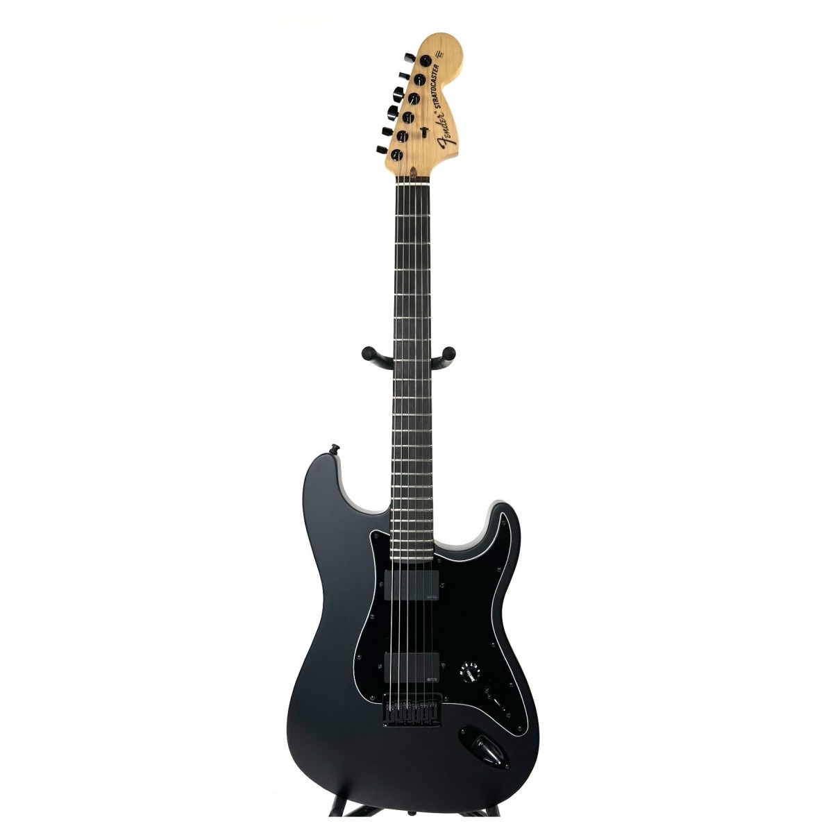 En bild på Fender Jim Root Stratocaster Elgitarr Svart - F.d. utställningsmodell | Denna Fender Jim Root Stratocaster elgitarr är en hög effekt strimlande maskin avsedd för specifikationen för metall musik som en av de mest inflytelserika gitarrister Jim Root. Med en resonant mahogny kropp med bulten på lönnhalsen 22 band Ebenholts greppbräda aktiva EMG 81 och 60 mickar hardtail stall med strängarna igenom kroppen och låsning stämapparats Jim Root Stratocaster är perfekt för Slipknot fans som hårdrock och metal spelare söker en aggressiv klingande Fender Stratocaster.Ex-Demo: Denna produkt kan vara ex-display ha mindre tecken på användning eller lätta ytliga skråmor. Originallådan eller paketeringen kanske inte ingår. Varje objekt har kontrollerats av vårt team av reparationstekniker för att försäkra att det möter våra höga standarder. Detta är en fantastisk möjlighet att köpa en fullt fungerande produkt till ett nedsatt pris.
