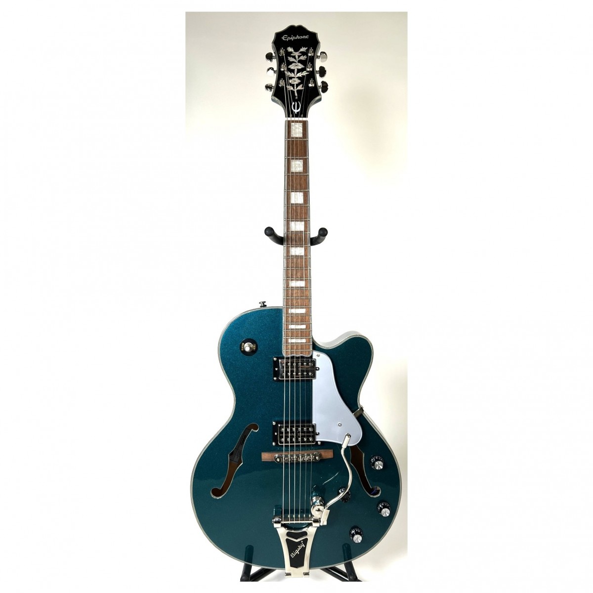 En bild på Epiphone Emperor Swingster Delta Blue Metallic | Det är dags att svänga. Epiphone Emperor Swingster var utformad för att få tårna att tappa och att huvudet nickar. Dess snygga ihåliga hollowbody ger en sublim resonans och erbjuder till synes oändlig hållbarhet. Och ett par kraftfulla kraftfulla SwingBucker pickupar erbjuder en enorm ton med massor av utdata för att driva dina riff genom mixen.   På toppen av ett fantastiskt ljud har Emperor Swingster också enastående spelbarhet med en slät slank SlimTaper mahognyhals för snabb bandning. En LockTone Tune-O-Matic-stall hjälper till att upprätthålla stabil inställningsstabilitet så att du kan vara säker på att varje slick låter precis som du tänkt det. Det är dags att omfamna din kreativitet och skapa enastående musik. Ex-Demo: Denna produkt kan vara ex-display ha mindre tecken på användning eller lätta ytliga skråmor och sakna icke-nödvändiga delar. Originallåda paketering eller manual kanske inte ingår. Varje föremål kontrolleras av vårt team av reparationstekniker för att försäkra att det möter våra höga standarder. Detta är en fantastisk möjlighet att köpa en fullt fungerande produkt till ett nedsatt pris.